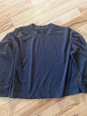 Athleta women’s large black long sleeve crewneck top